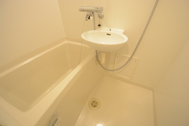 バス・シャワールーム　浴室乾燥機付きで便利です！