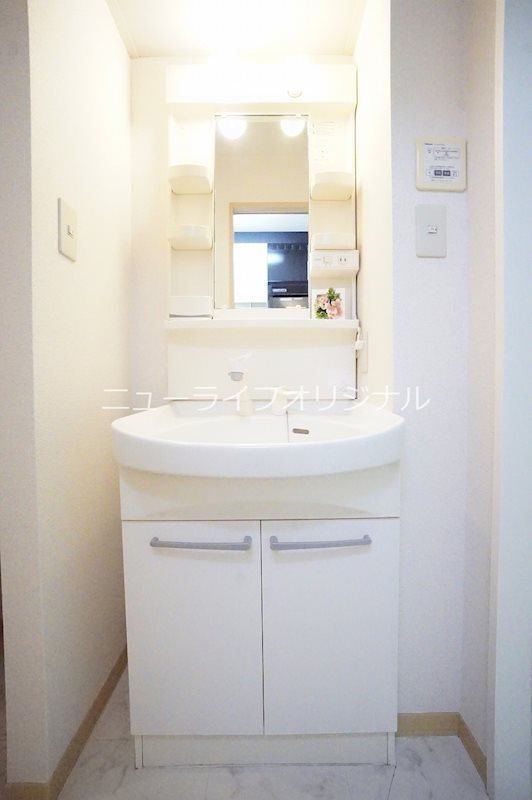 洗面設備　シャワーノズル付で身支度も、洗面台回りのお掃除もラクチン。