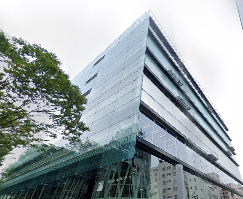 図書館　仙台市民図書館（図書館）まで609m