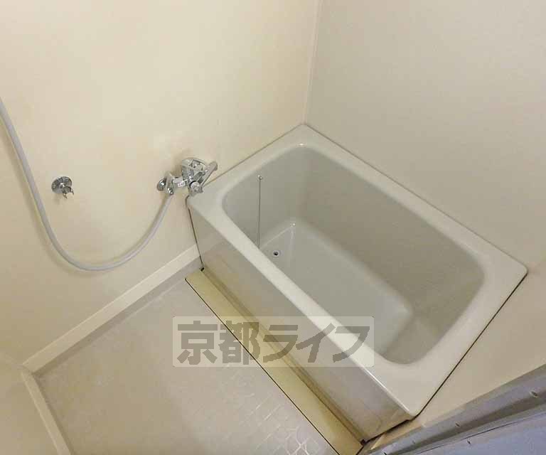 バス・シャワールーム　昔ながらのバスルームです