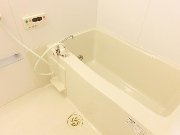 バス・シャワールーム　浴室乾燥機、追い焚き機能付バス！