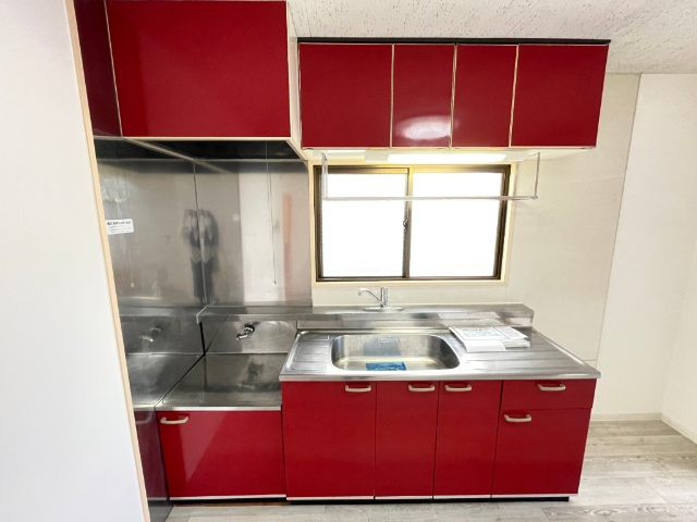 キッチン　赤が基調のおしゃれなキッチンです