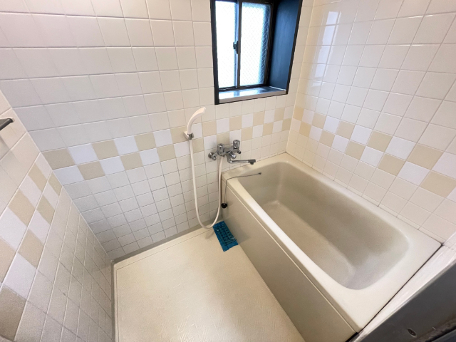 バス・シャワールーム　窓があるお風呂です