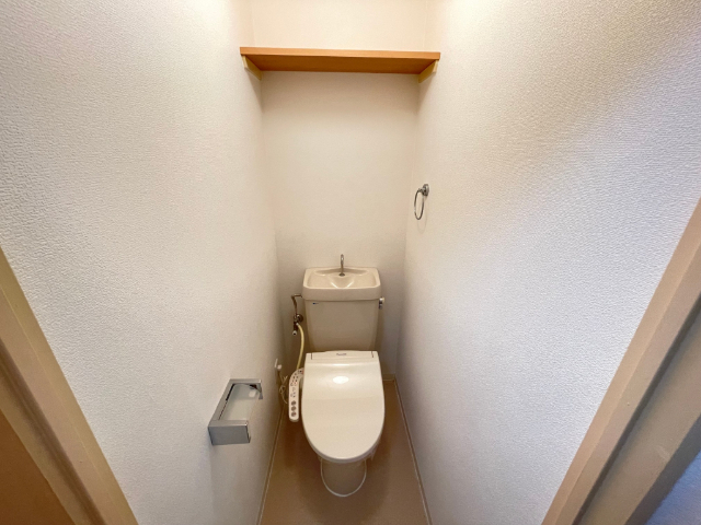 トイレ　棚付きのトイレです