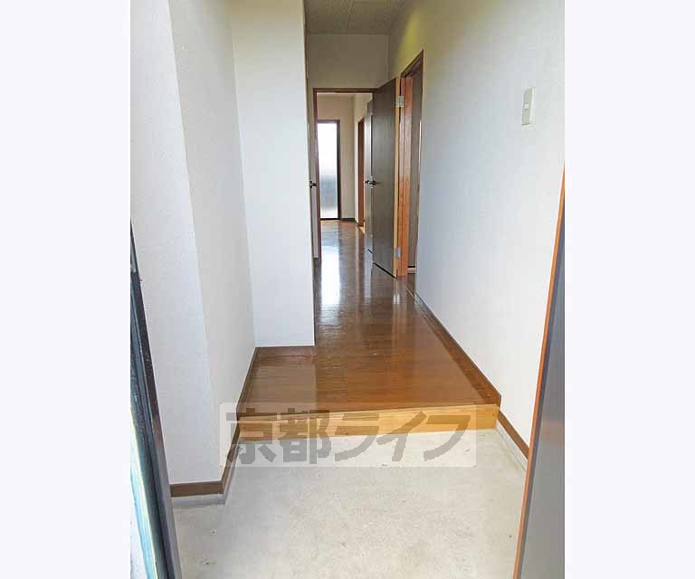 その他部屋・スペース　部屋までまっすぐの廊下です