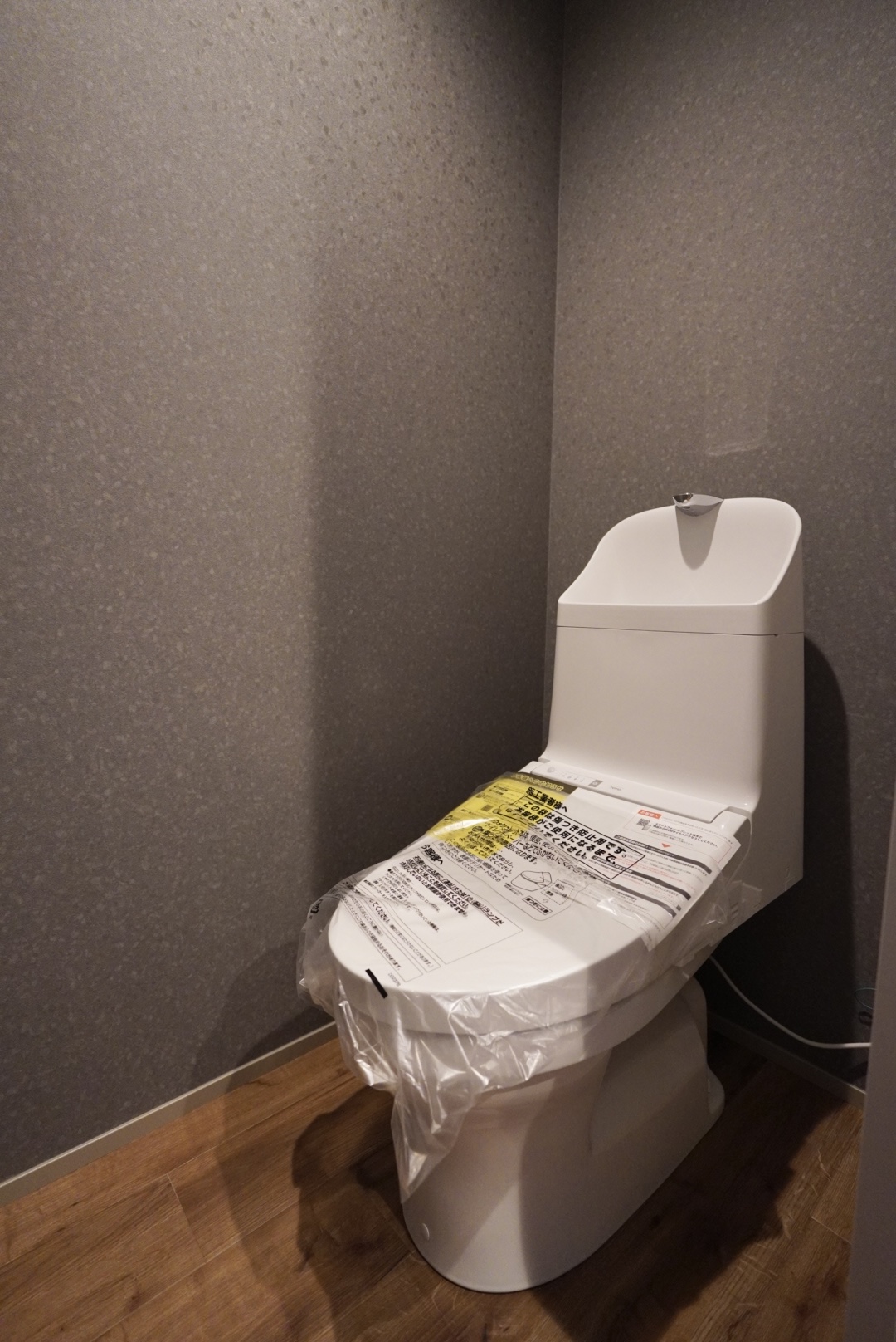 法人契約可徒歩10分天井高3m!BAUHAUSデザイナーズ西大宮Sのトイレ写真
