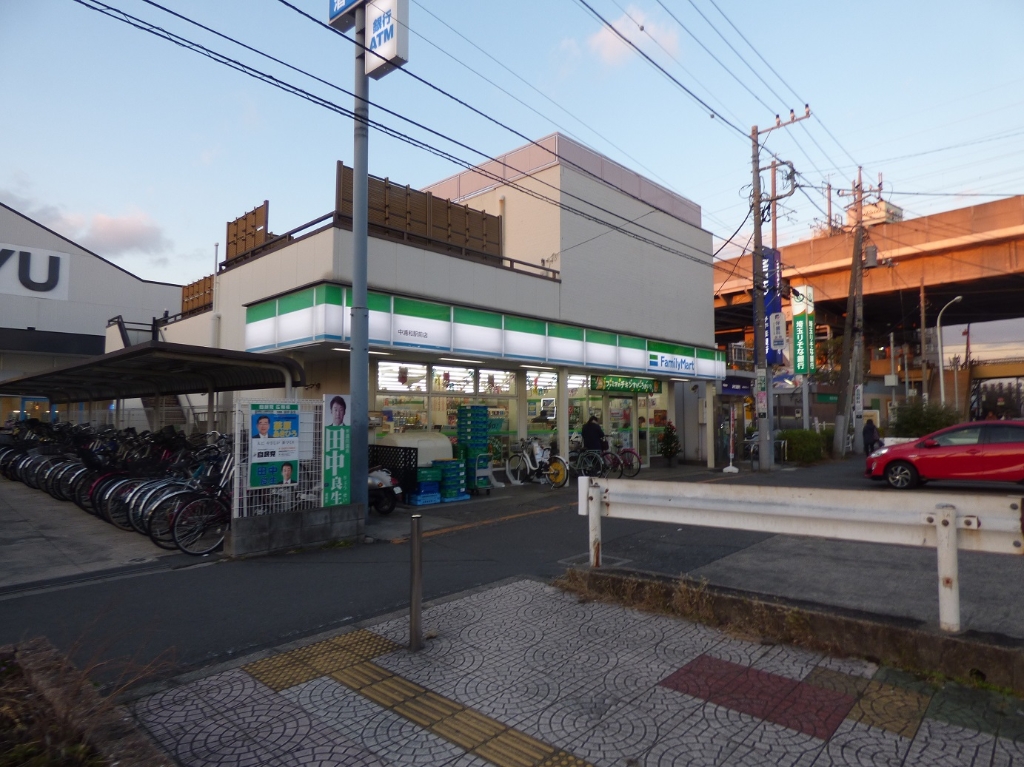 コンビニ　ファミリーマート 中浦和駅前店（コンビニ）まで211m
