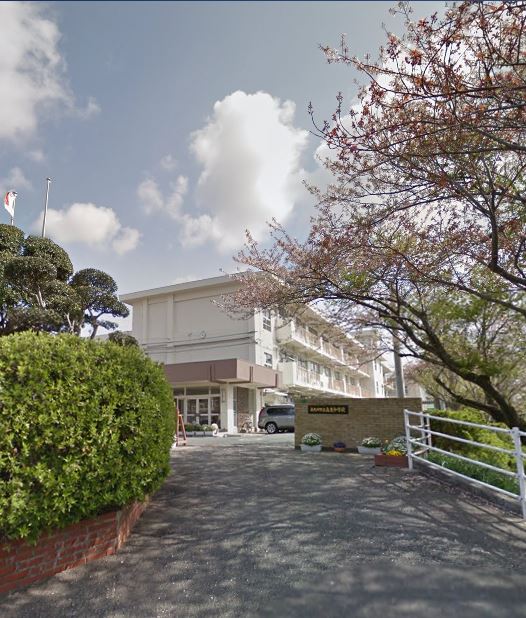 中学校　北九州市立高見中学校（中学校）まで920m