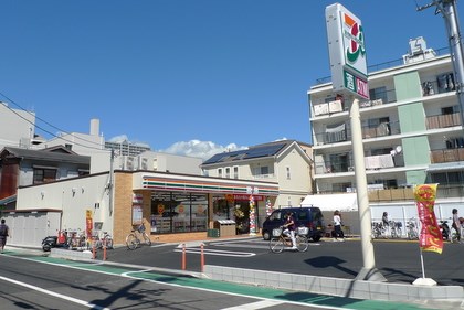 コンビニ　セブンイレブン西宮ガーデンズ北口店（コンビニ）まで390m