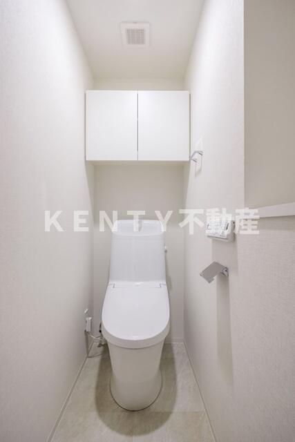 トイレ　落ち着いた色調のトイレです