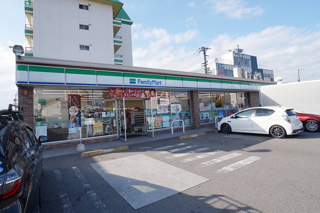 コンビニ　ファミリーマート松山中村三丁目店（コンビニ）まで190m