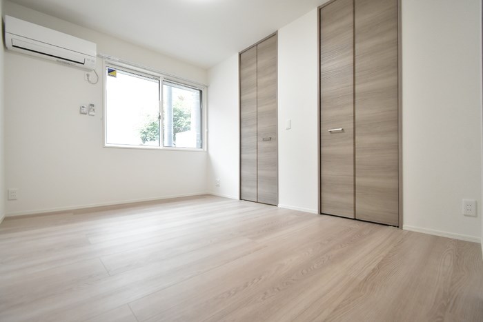 その他部屋・スペース　6帖洋室にはエアコン完備、収納スペース2ヶ所付き