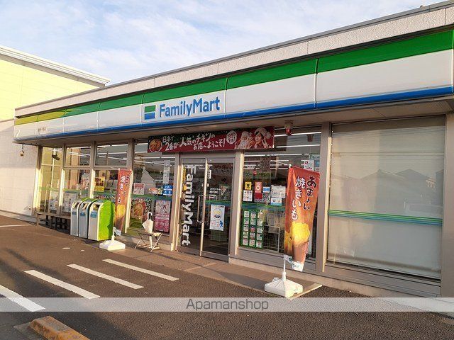 コンビニ　ファミリーマート（コンビニ）まで120m