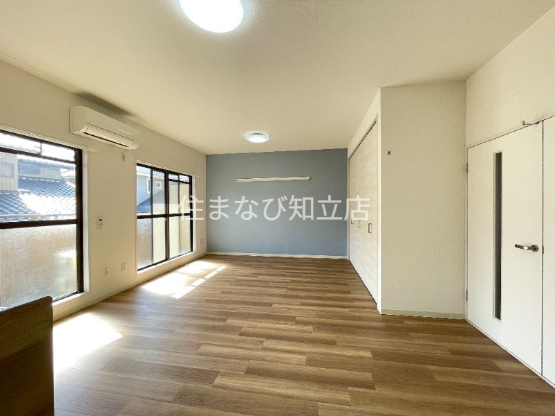 居室・リビング　同型別部屋写真（反転）