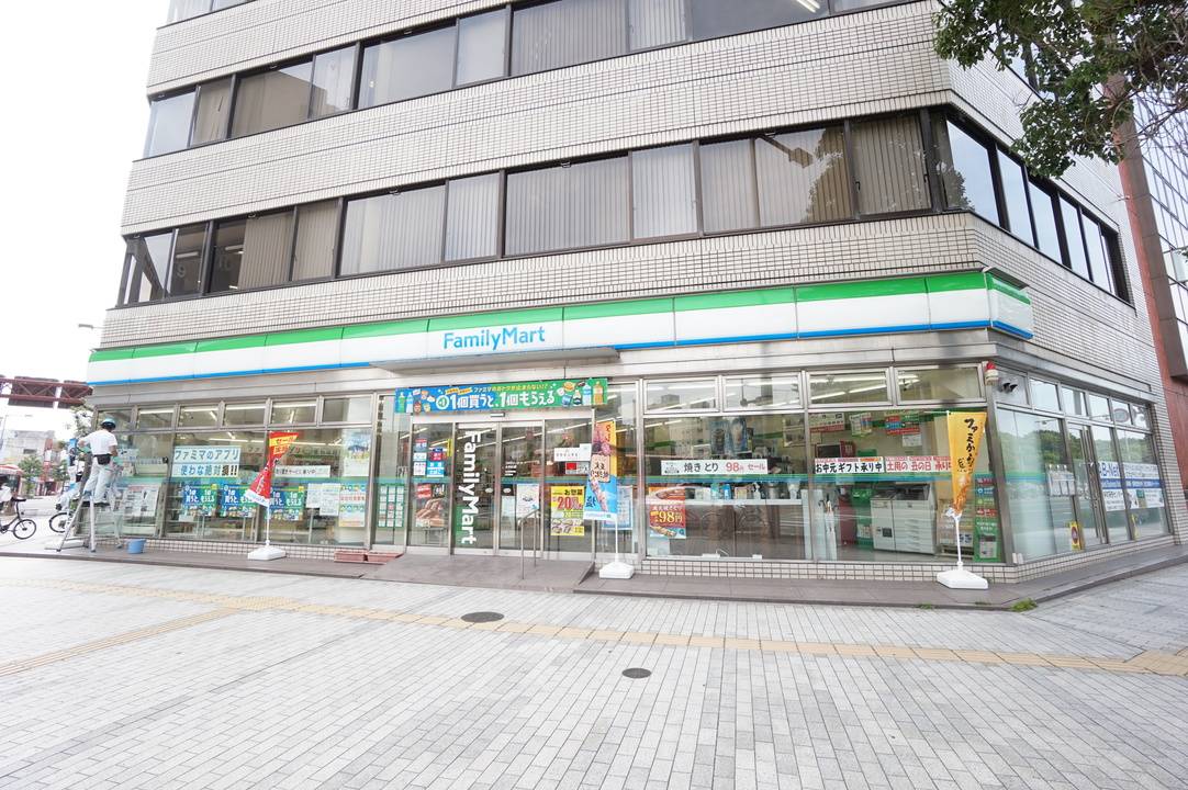 コンビニ　ファミリーマート大手町店（コンビニ）まで195m