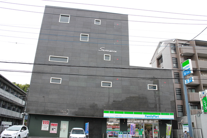 コンビニ　ファミリーマート（コンビニ）まで550m