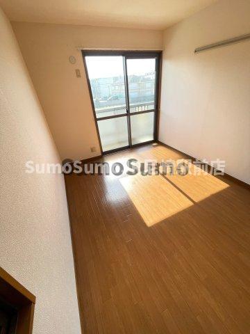 その他部屋・スペース　落ち着いた色調の寝室です