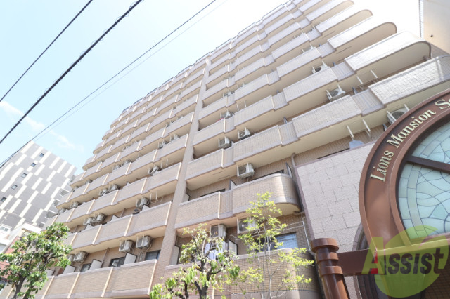 建物外観　阪急春日野道駅まで徒歩２分、阪神春日野道駅まで徒歩５分。