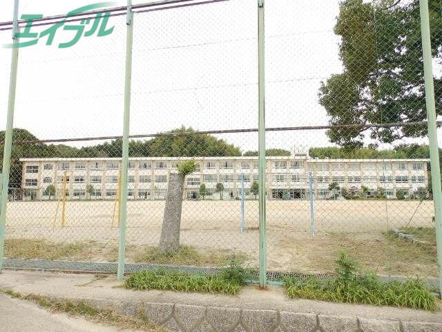 小学校　四日市市立四郷小学校（小学校）まで628m
