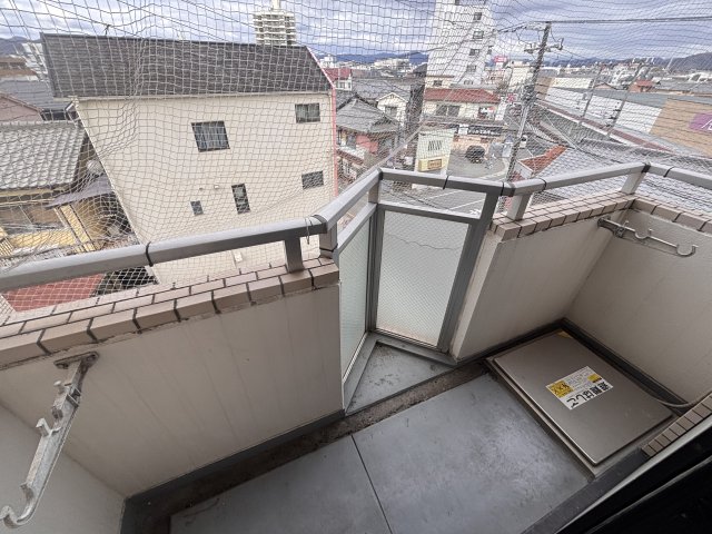 バルコニー　広く使えて風通しがいいので洗濯が楽になります。