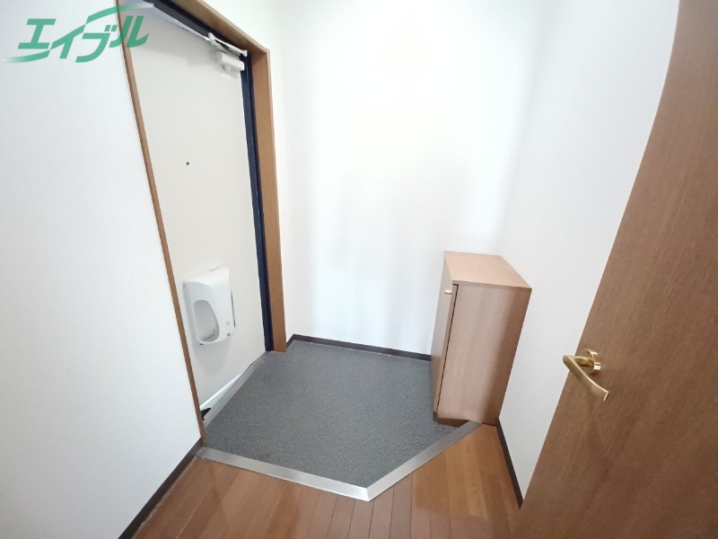 玄関　同建物別部屋写真です
