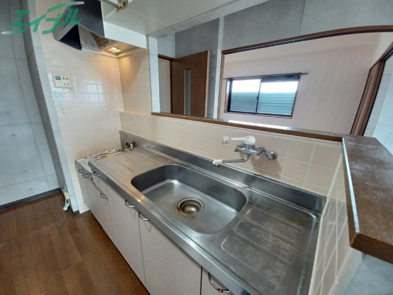 キッチン　同建物別部屋写真です