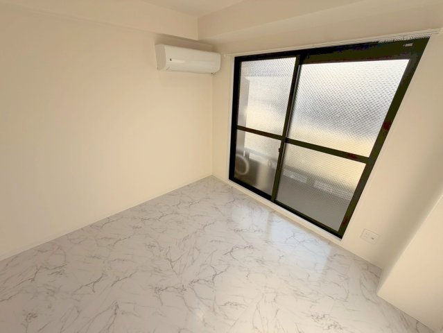 居室・リビング　白を基調とした内装でおしゃれで、落ち着ける空間です。