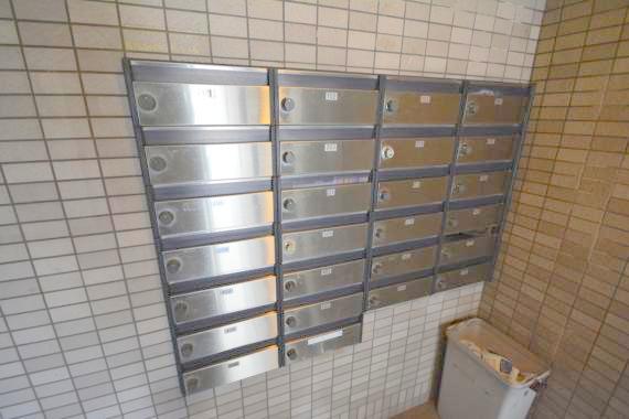 ロビー　ロビーにある各部屋毎のメールボックス。