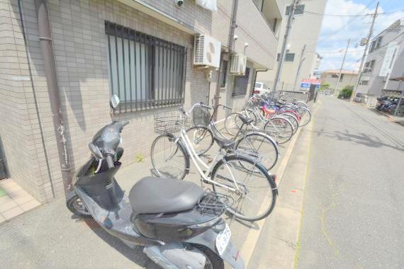 駐車場　敷地内には入居者専用の駐輪スペースもあります。