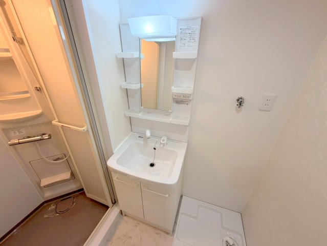 洗面設備　身支度が出来る独立洗面台です。