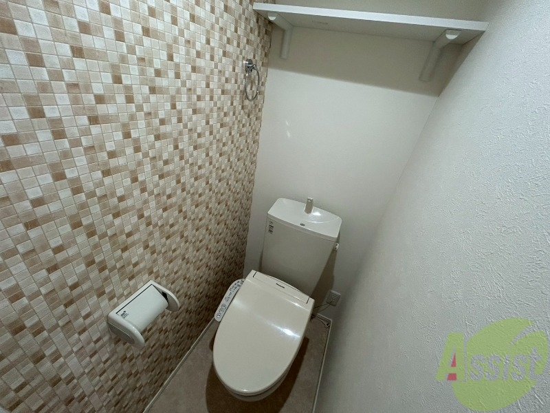 トイレ　棚があり、トイレットペーパーなどのストックも可能です。