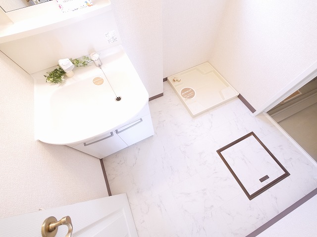 洗面設備　明るい洗面所です