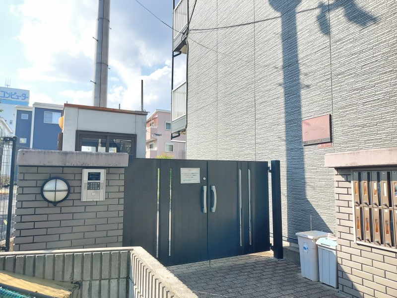 その他　オートロックゲート付き。