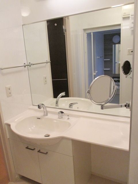 洗面設備　★大きな鏡の付いた広い洗面所です★