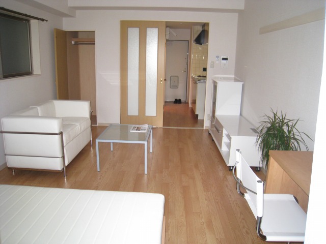 居室・リビング　同物件別号室のものです。　家具はイメージです。