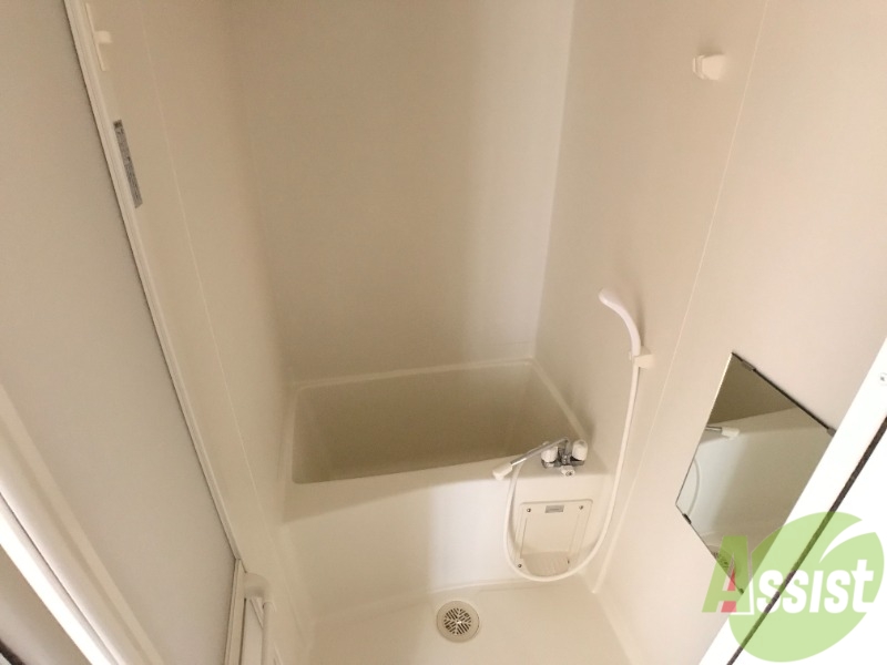 バス・シャワールーム　浴室は狭すぎず、シャワーも浴びやすそうです。