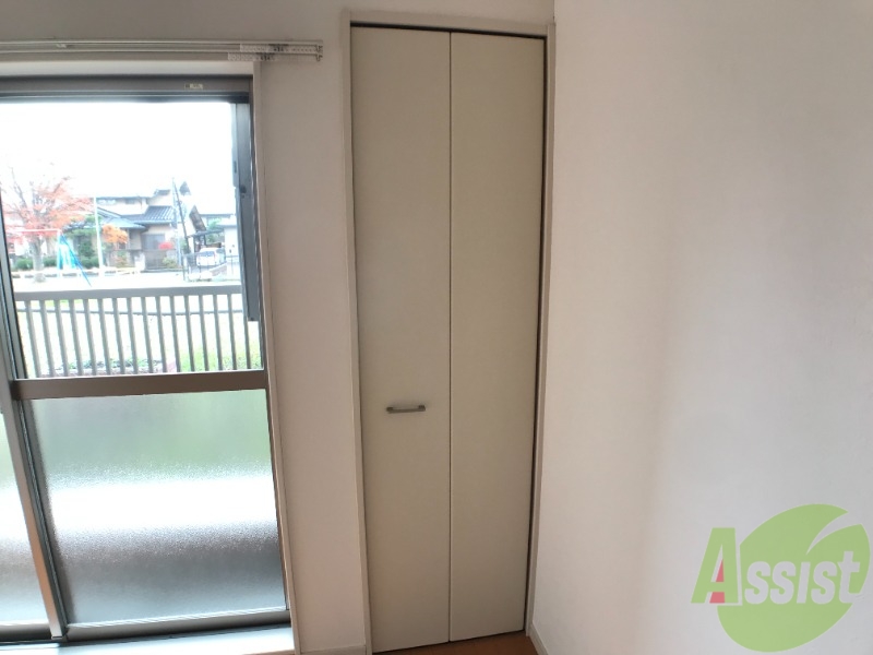 収納　洋室のクローゼットは一人暮らしにはちょうど良いサイズですね。