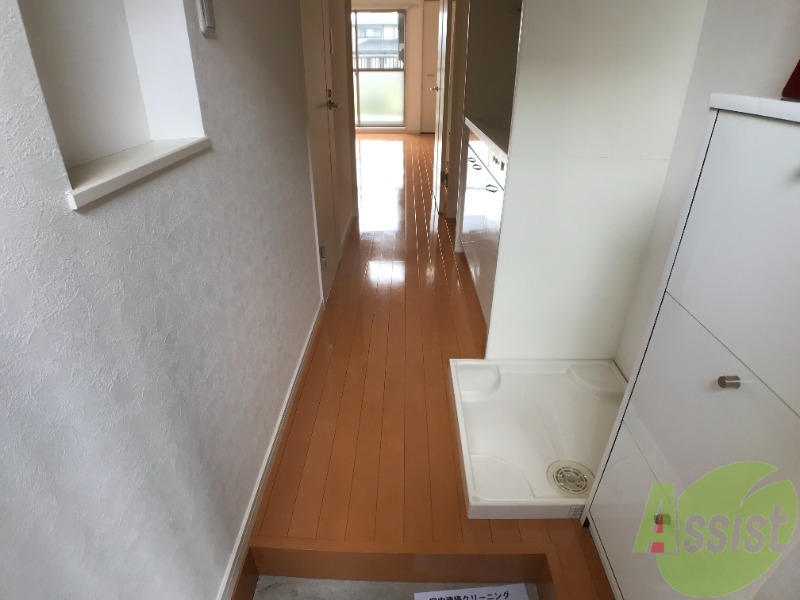 玄関　玄関から撮影しました。明るい印象ですね。