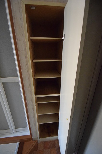 玄関　玄関収納も天井高タイプです