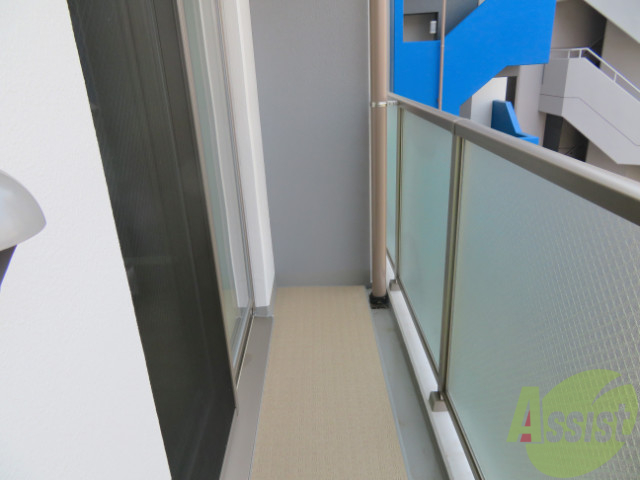 バルコニー　バルコニーは広くて洗濯物も十分に乾かせそう。