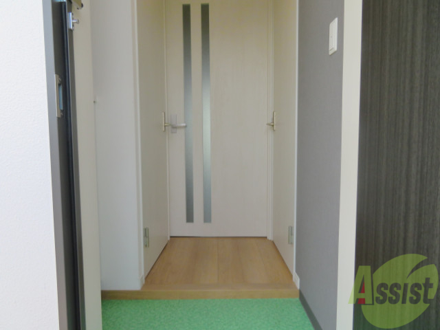 玄関　玄関の床は水はけが良さそうです。明るいですね。