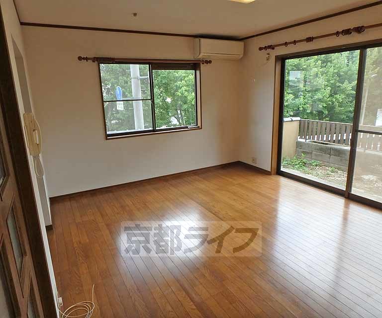 居室・リビング　大きな窓がございます