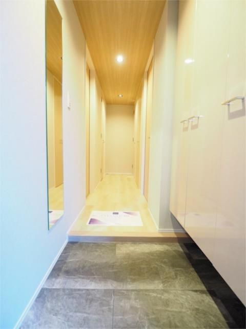 玄関　写真は同タイプ住居です。