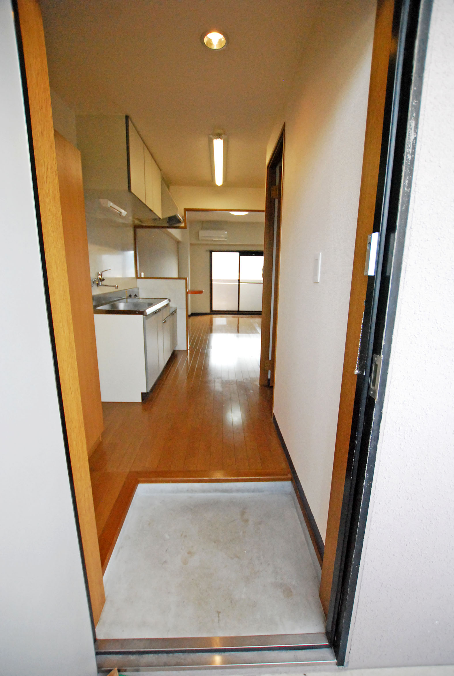 玄関　玄関から中を見たところ