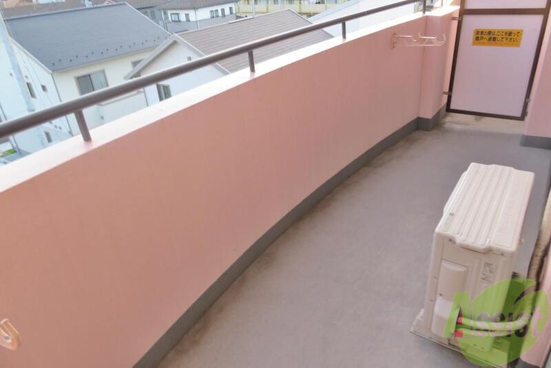 バルコニー　お天気の良い日は布団も干せてポカポカですね。