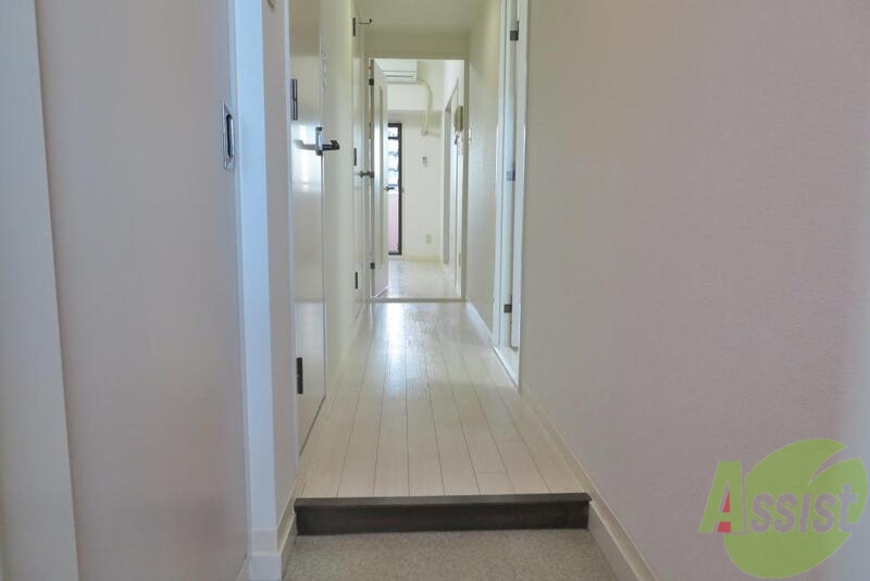 玄関　お部屋までの長い廊下でお部屋から光も入ります