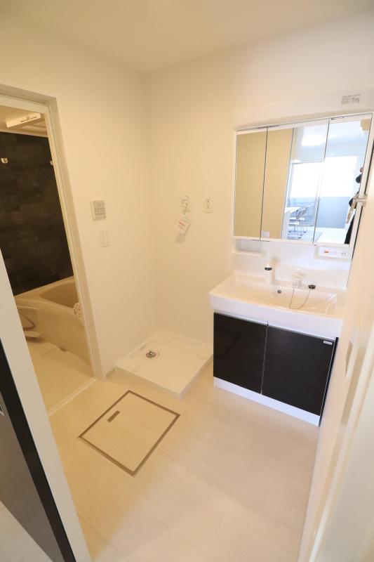 洗面設備　洗面脱衣所、シャワー洗面台付き