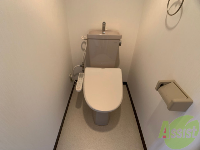 トイレ　温水洗浄付きの便座です。便利で使い勝手がいいですね。