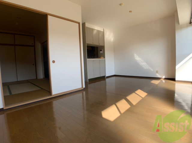 その他部屋・スペース　別角度から撮ったリビングです。日差しが入って気持ちいいですね