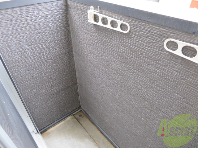 バルコニー　ちょっとしたバルコニーです。問題なくお使いいただけます。